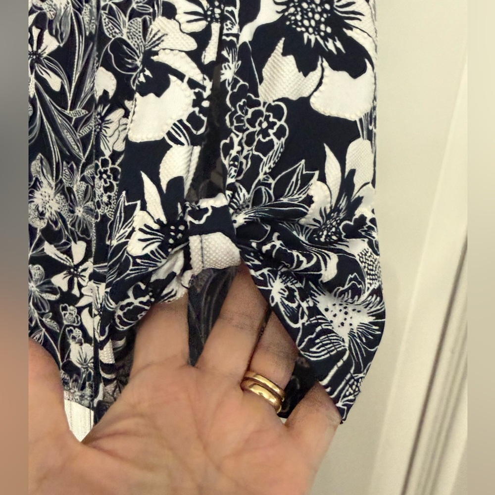 Mandee Size XL Navy w/White Floral Textured Print Blouse Notched V-Neck Keyhole - Picture 7 of 12